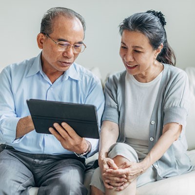 pareja usando una tableta para revisar información